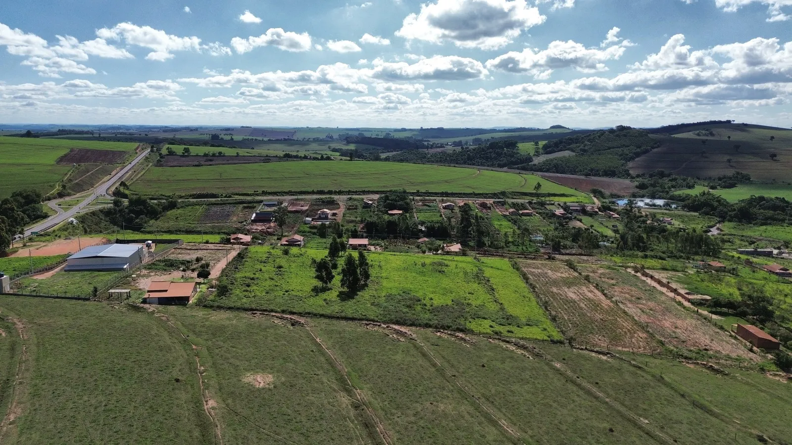 Sede de fazenda entre a lavoura e a mata